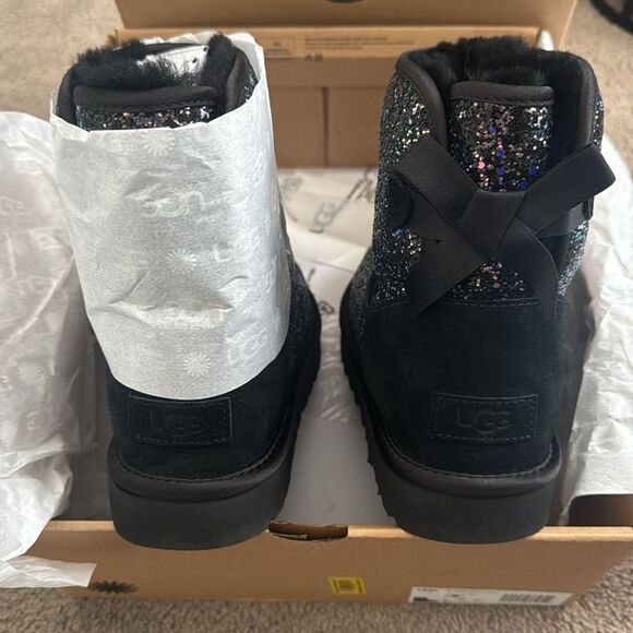 NIB Ugg Classic Mini Bow Tie Cosmo Boots - Size 9 Women's never worn - Picture 3 of 6